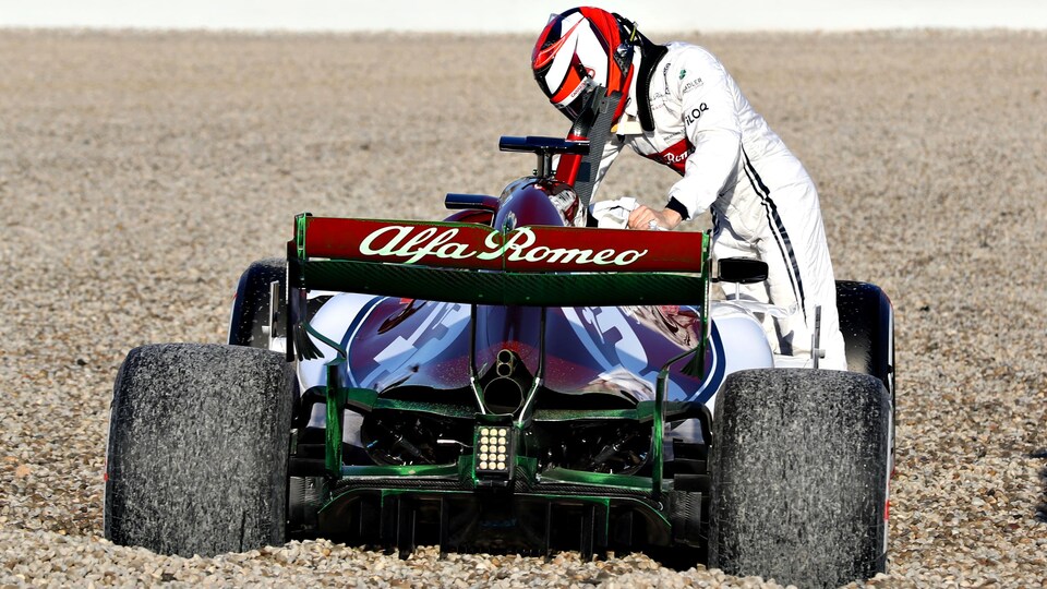Kimi Raikkonen se baja de su Alfa Romeo monoplaza tras salirse de la pista en el circuito de Barcelona. 