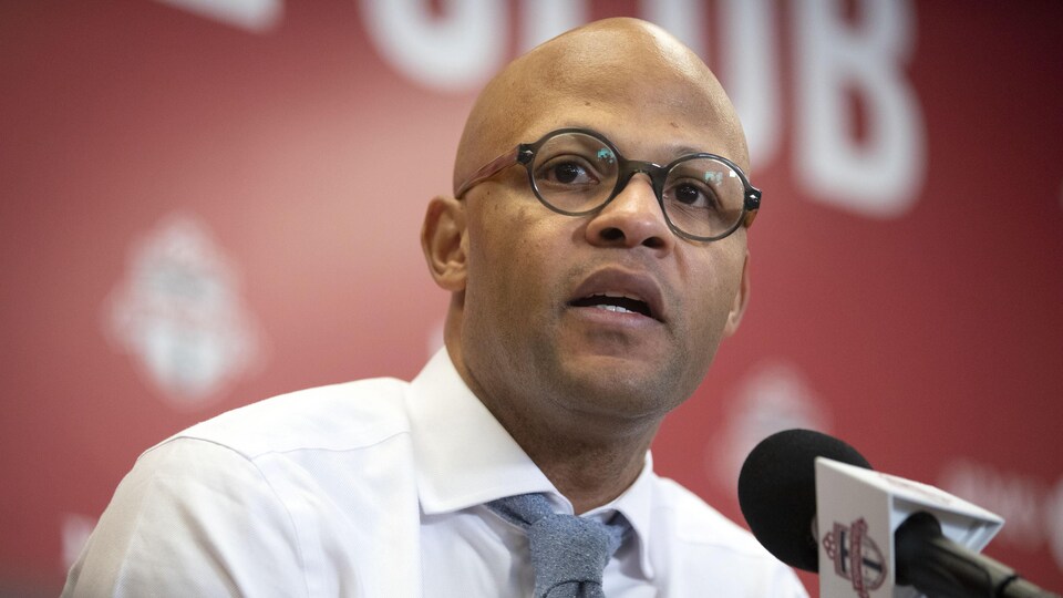 Ali Curtis s'adresse aux membres de la presse à la fin de la saison du Toronto FC. Il parle au micro.