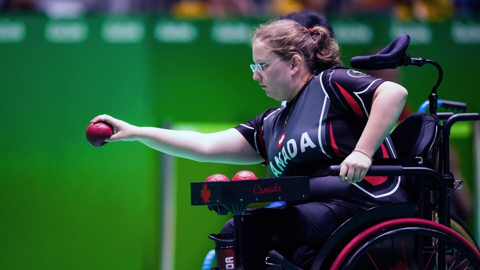 Alison Levine s'apprête à effectuer un lancer.