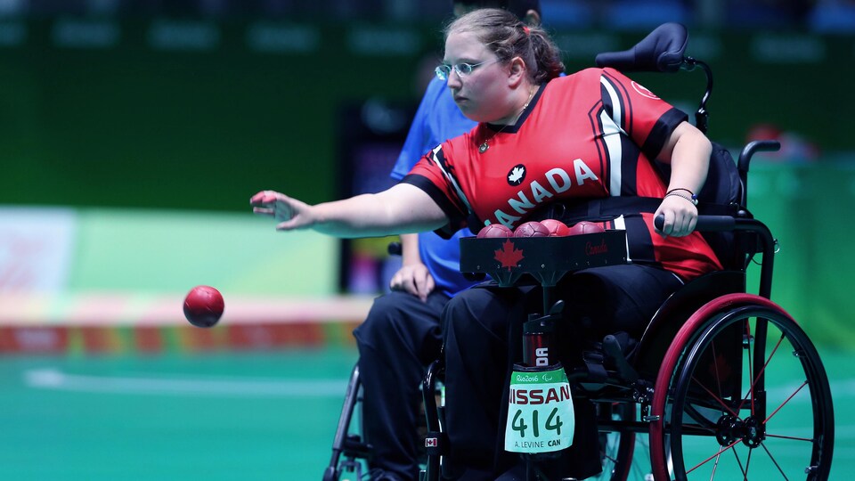Elle effectue un lancer pendant un match de boccia.