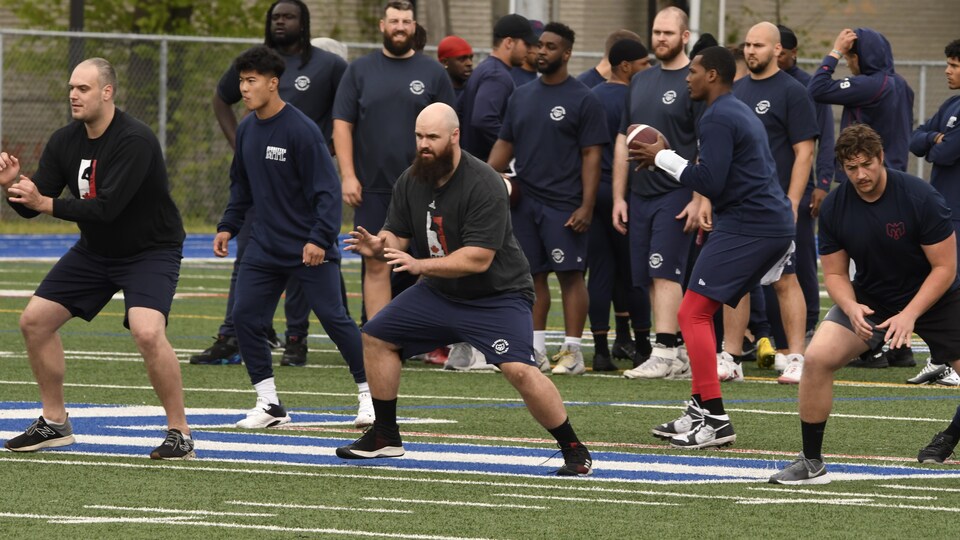 Alouette players engage in an informal training. 