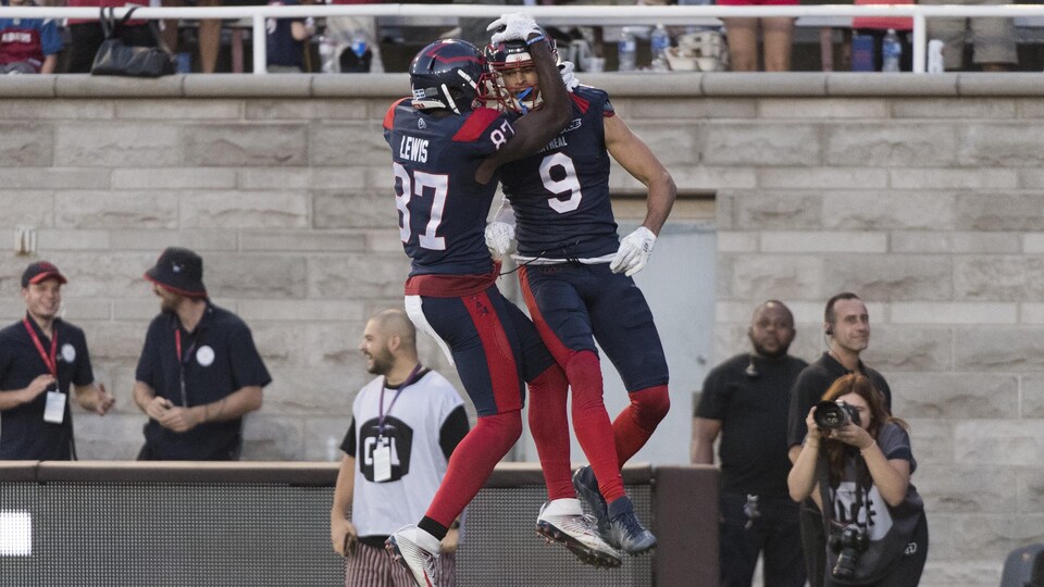 Ils sautent dans les airs pour célébrer un jeu important lors d'un match.