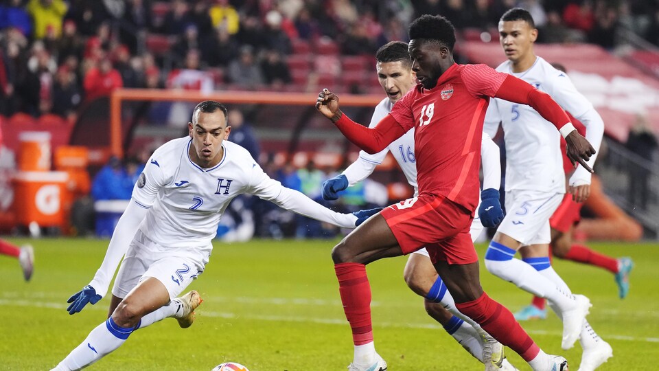 Un joueur de soccer tente de maîtriser le ballon.