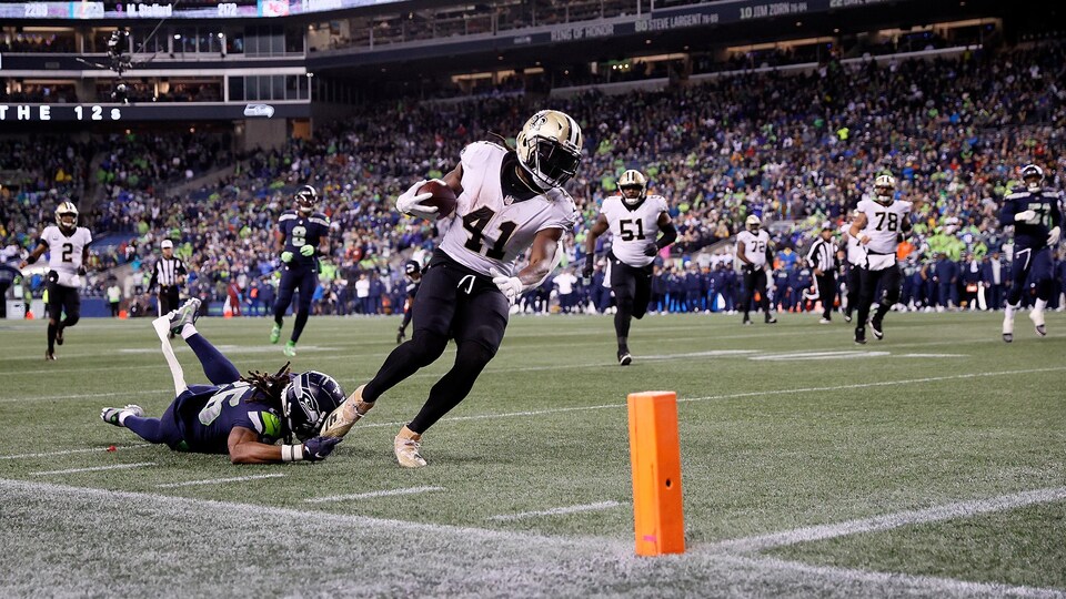 Alvin Kamara échappe à un plaqué à trois verges de la zone des buts.