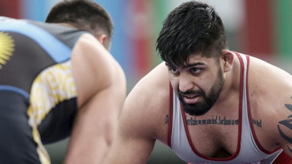 Amar Dhesi regarde son adversaire.