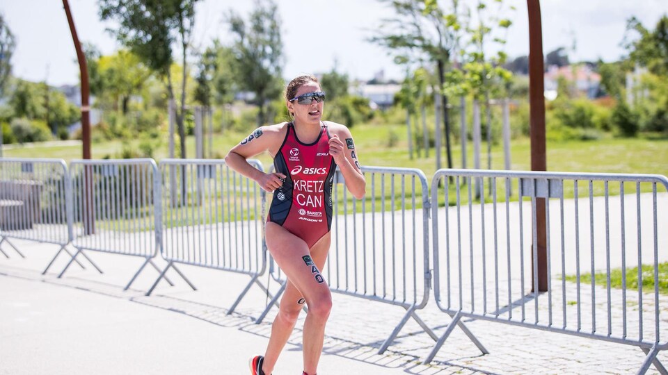 Elle maintient le rythme lors d'une course.