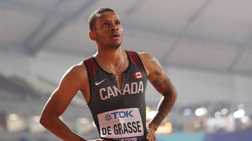 Le coureur regarde sur la piste après sa performance.