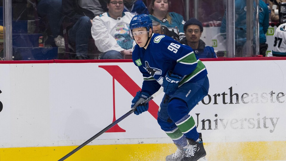 Un joueur de hockey.