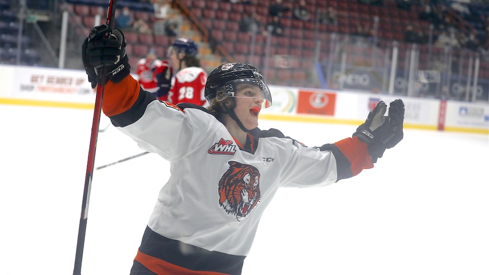 Andrew Basha lève les bras après un but des Tigers de Medicine Hat.
