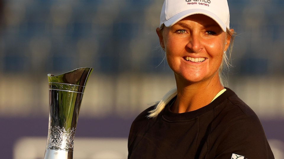 Anna Nordqvist pose fièrement avec son trophée.