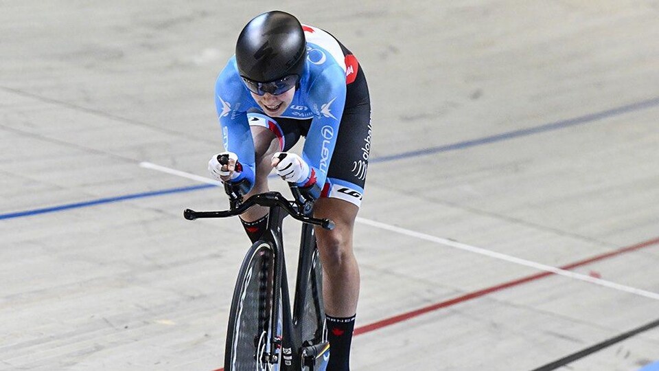 Elle pédale, seule sur la piste.