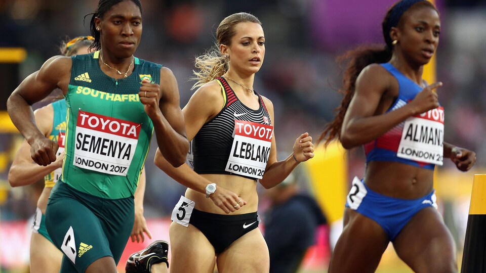 Des coureuses s'affrontent en piste.
