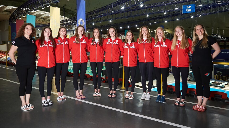Les neuf nageuses sont entourées de leurs deux entraîneuses.