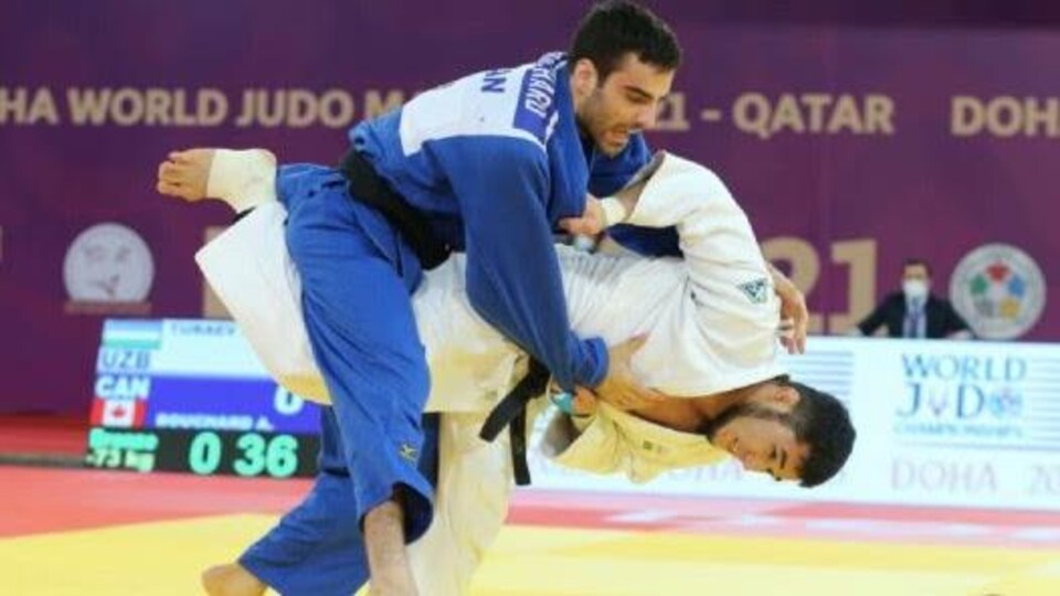 Le judoka québécois projette son adversaire au sol.