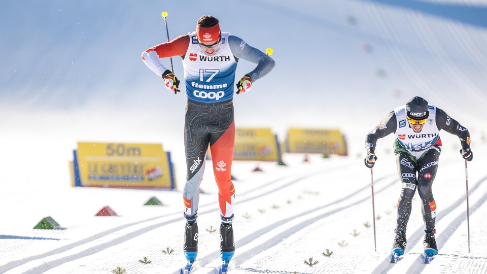 Deux skieurs tentent de prendre de la vitesse dans le sprint final d'une course.