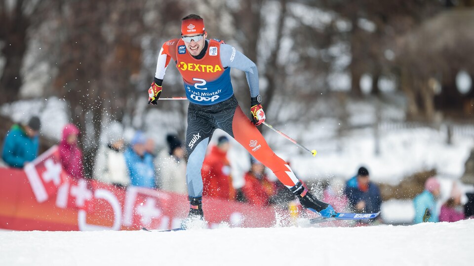 Un skieur s'efforce de prendre de la vitesse lors d'une course.