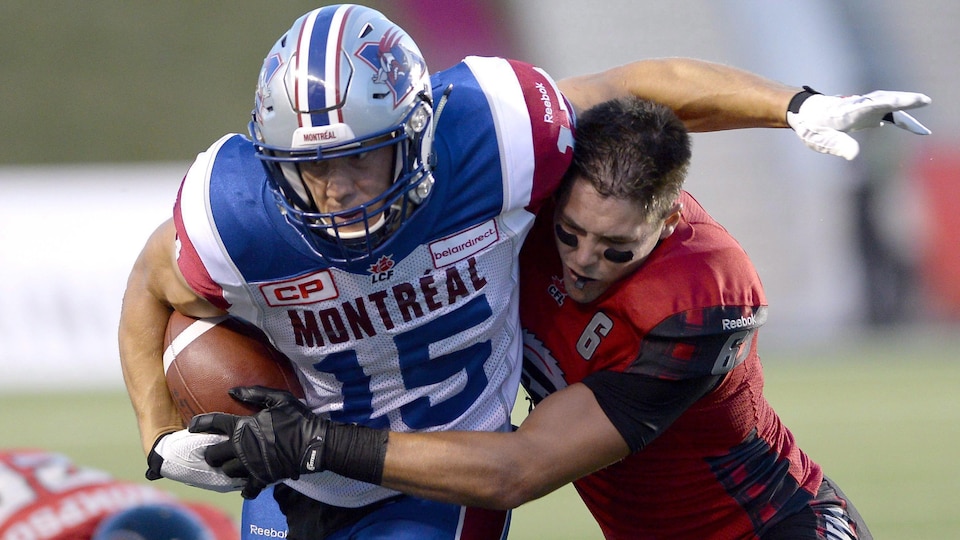 Antoine Pruneau, without a helmet, faces Samuel Giguère.