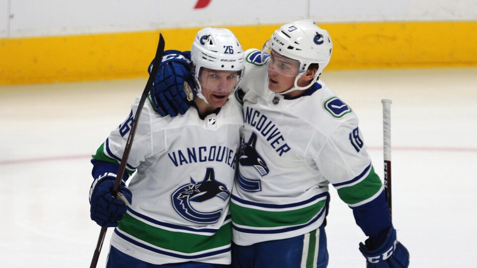 Jake Virtanen et Antoine Roussel ont tous les deux récolté un but et une mention d'aide, et les Canucks de Vancouver se sont rapidement forgé une avance pour défaire l'Avalanche du Colorado 5-1.