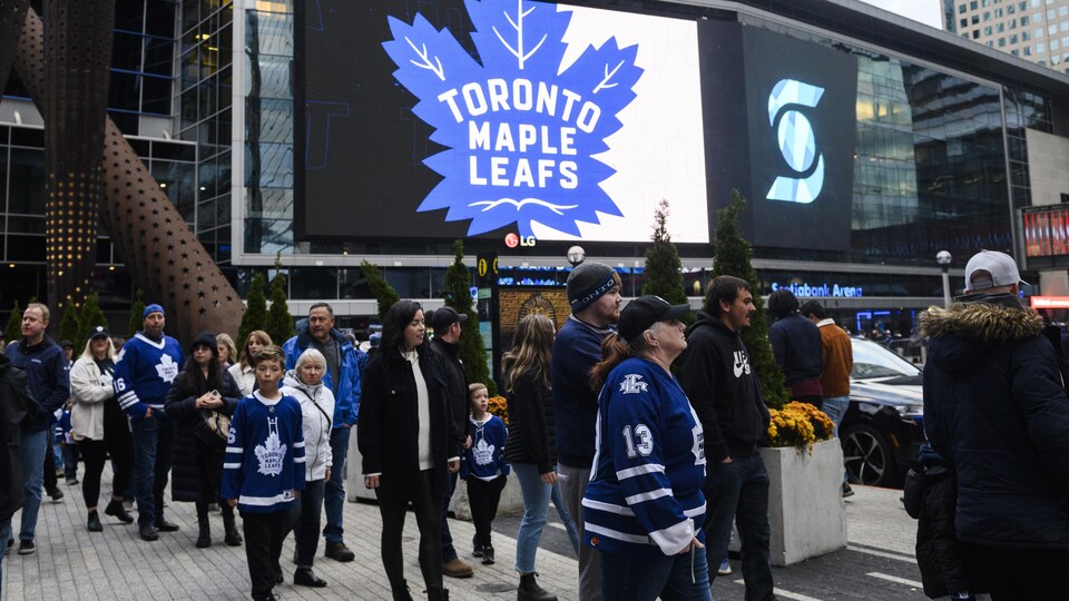 Des partisans des Maple Leafs de Toronto sont réunis à l'extérieur de l'aréna Banque Scotia.