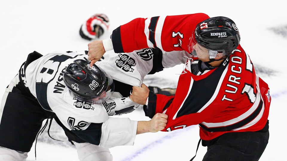 Morgan Adams-Moisan et Yanick Turcotte s'empoignent lors d'une bagarre en 2015 dans la Ligue de hockey junior majeur du Québec