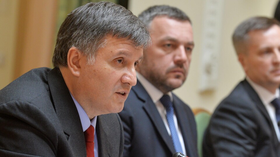 Le ministre de l'Intérieur ukrainien Arsen Avakov (à gauche) au micro lors d'une présentation devant les médias. 