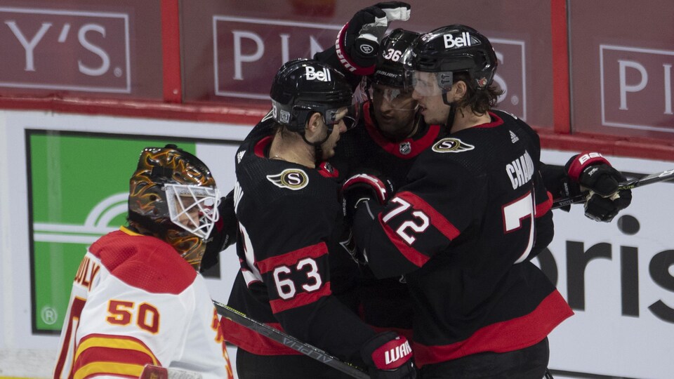Evgenii Dadonov, Colin White et Thomas Chabot célèbrent un but devant Artyom Zagidulin.