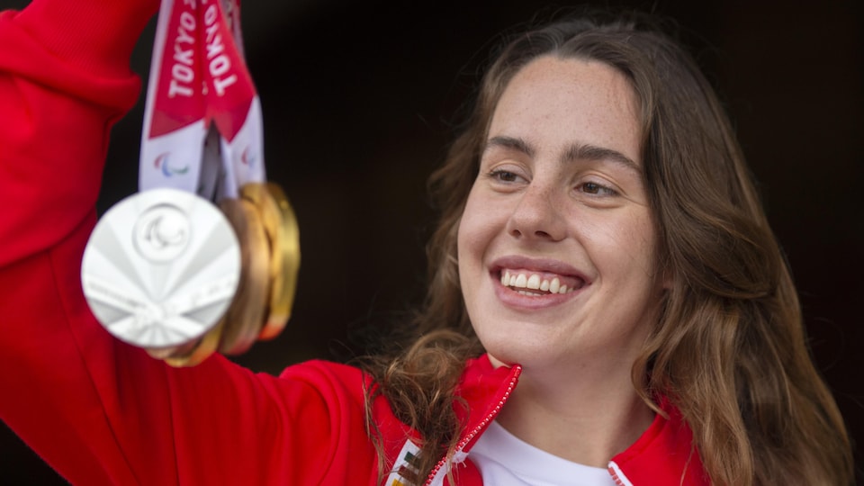 La nageuse paralympique Aurélie Rivard pose avec ses cinq médailles, à Tokyo.