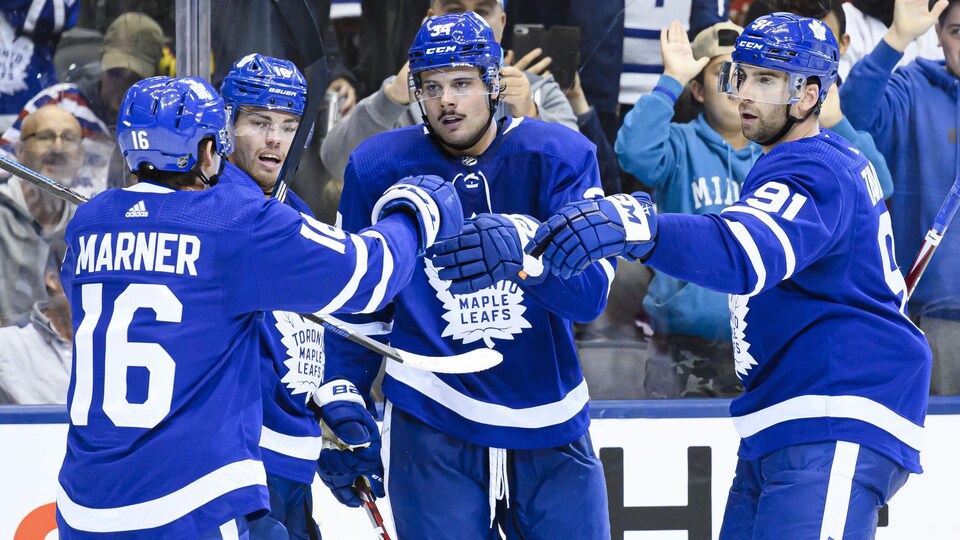 Auston Matthews est sur la glace aux côtés de ses coéquipiers John Tavares, Mitch Marner et Andreas Johnsson.
