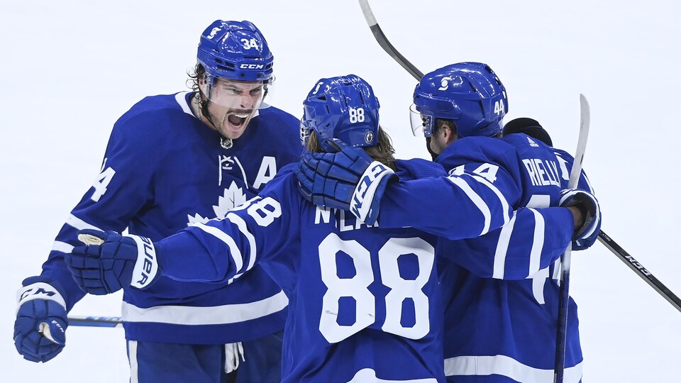 Auston Matthews célèbre avec ses coéquipiers William Nylander et Morgan Rielly après un but des Maple Leafs contre le Canadien, samedi.