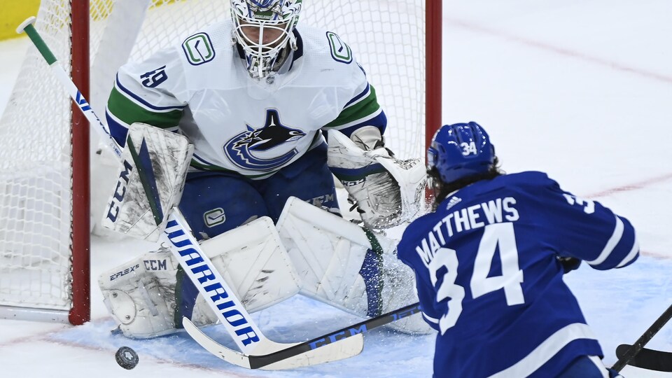 L'attaquant des Maple Leafs tire contre le gardien des Canucks Braden Holtby, qui s'apprête à faire l'arrêt de la jambière.