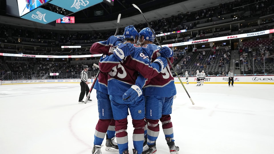 Ils se font une accolade sur la glace après avoir marqué un but contre les Kings.