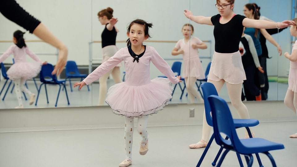 Des jeunes filles font du ballet.                  