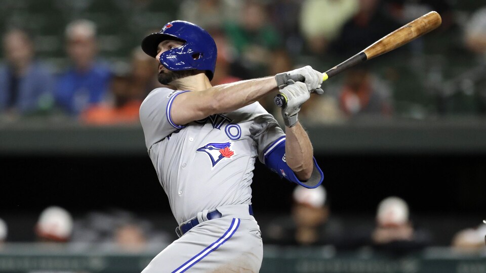 Le frappeur Randal Grichuk s'élance.