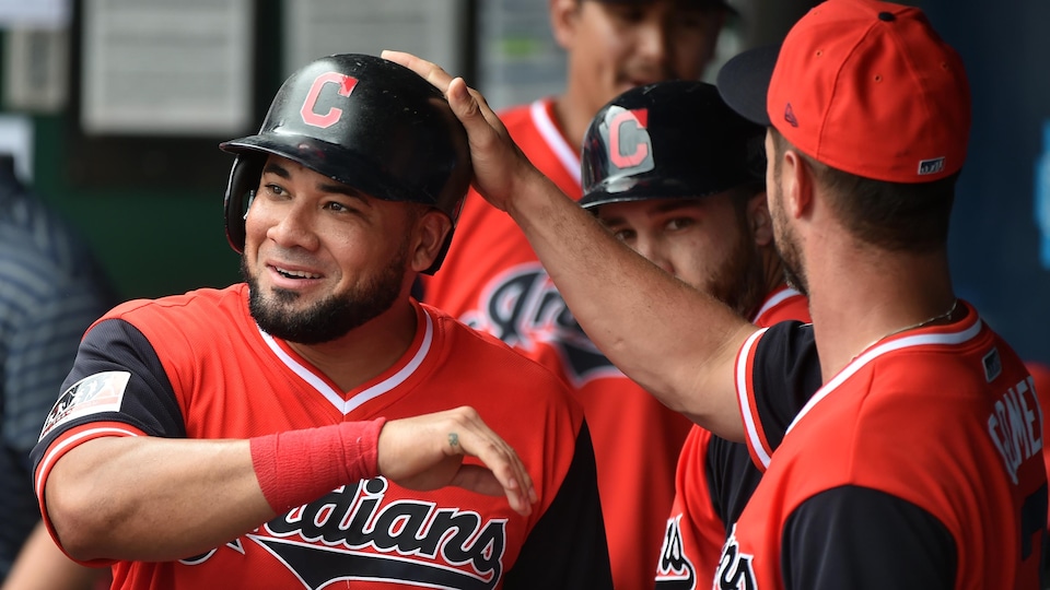 Des joueurs de baseball au banc de leur équipe