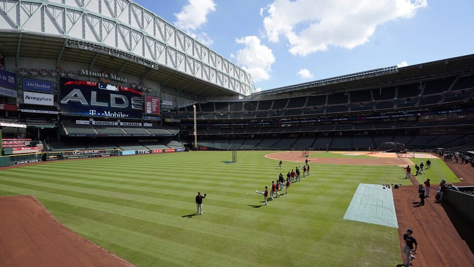 Des joueurs de baseball sur un terrain