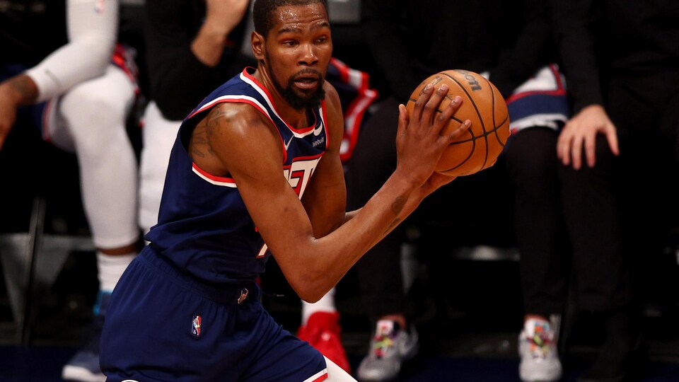 Un joueur de basketball en action