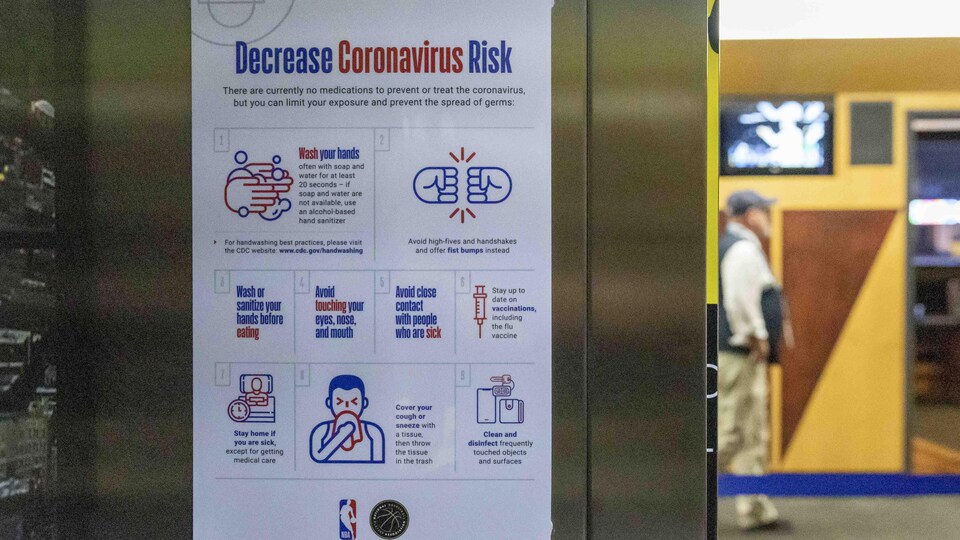 Vue d'une affiche d'information sur le coronavirus