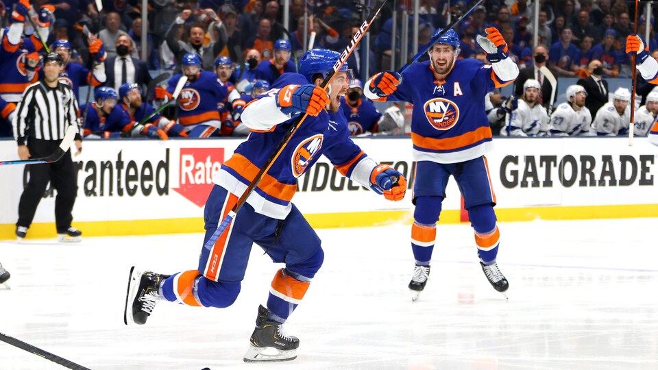 L'attaquant des Islanders, le bâton dans les airs, jubile après avoir marqué.