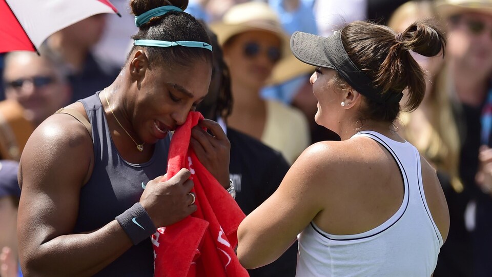 Bianca Andreescu console Serena Williams après son abandon en finale de la Coupe Rogers.