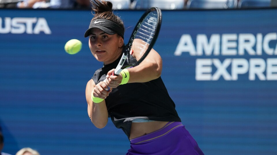 Bianca Andreescu renvoie la balle d'un coup du revers à deux mains. 