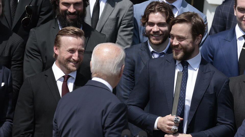 Steven Stamkos (left), President Joe Biden (center) and Victor Hedman (right) laugh out loud at the US President’s speech. 