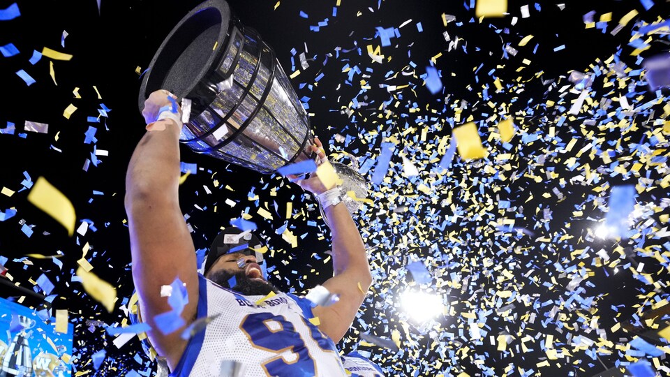 Un joueur de Winnipeg soulève la coupe sous les confettis. 