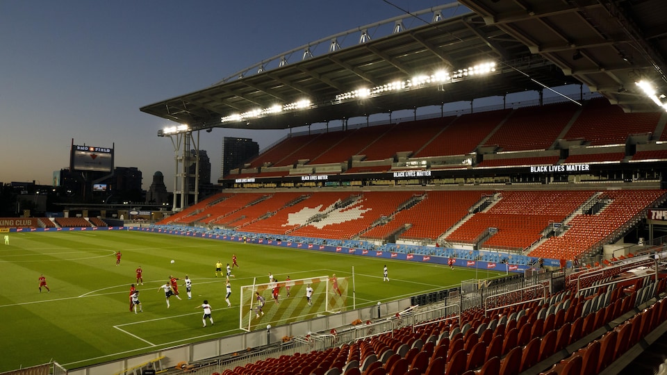 Le Toronto FC lors d'un match devant gradins vides au BMO Field, à Toronto.