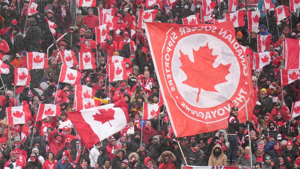 Les partisans canadiens, dans les estrades du BMO Field, font flotter leurs drapeaux. 