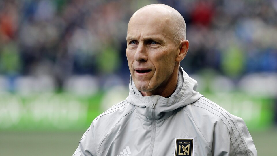 Bob Bradley marche le long des lignes de côté dans des habits aux couleurs du Los Angeles FC.