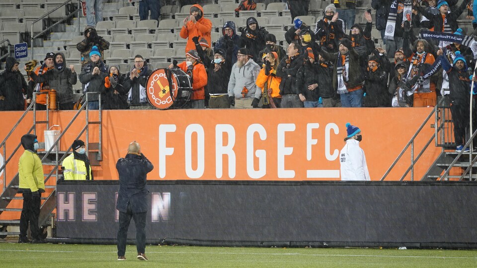 L'entraîneur-chef du Forge FC, Bobby Smyrniotis, a pris le soin d'aller saluer les supporteurs de son équipe après la défaite.