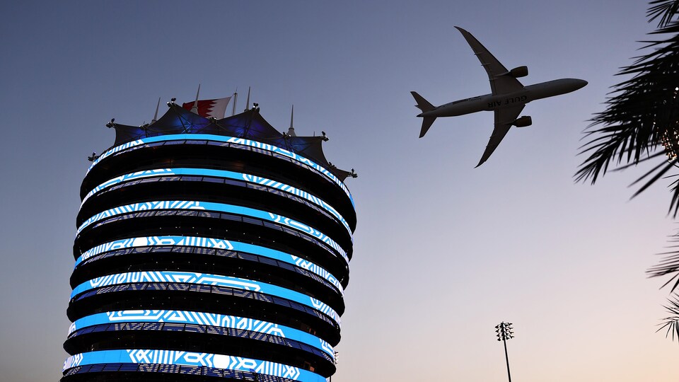 Gulf Air Boeing 787-9 fliegt über den Kreisverkehr von Bahrain.