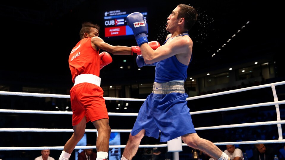 Le Cubain Lazaro Alvarez et l'Azerbaïdjanais Albert Selimov s'affrontent aux championnats du monde de l'AIBA à Doha, au Qatar, en 2015.