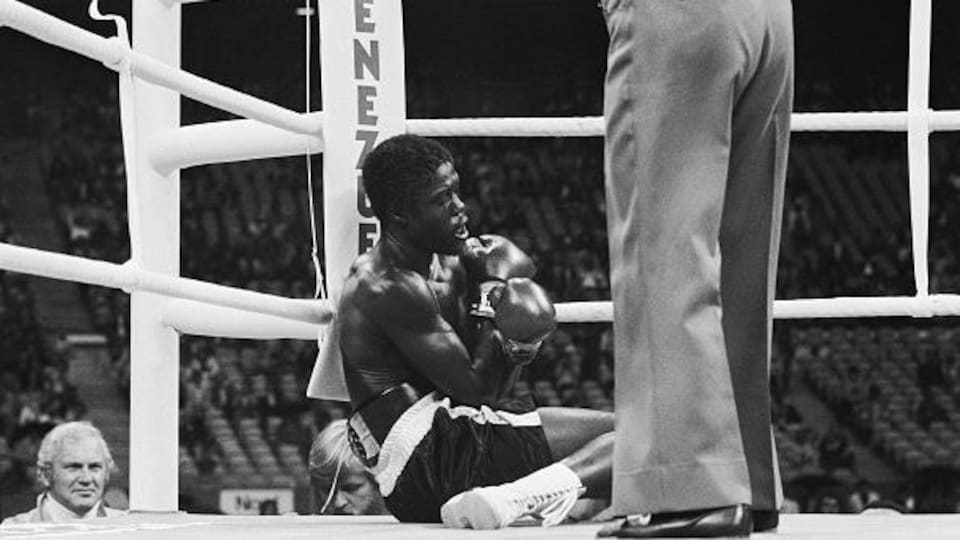 Cleveland Denny vient de s'affaisser dans le coin du ring.