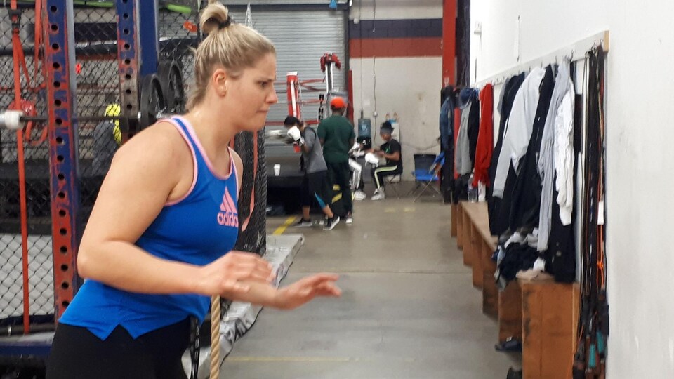Elle fait un exercice avec une corde.